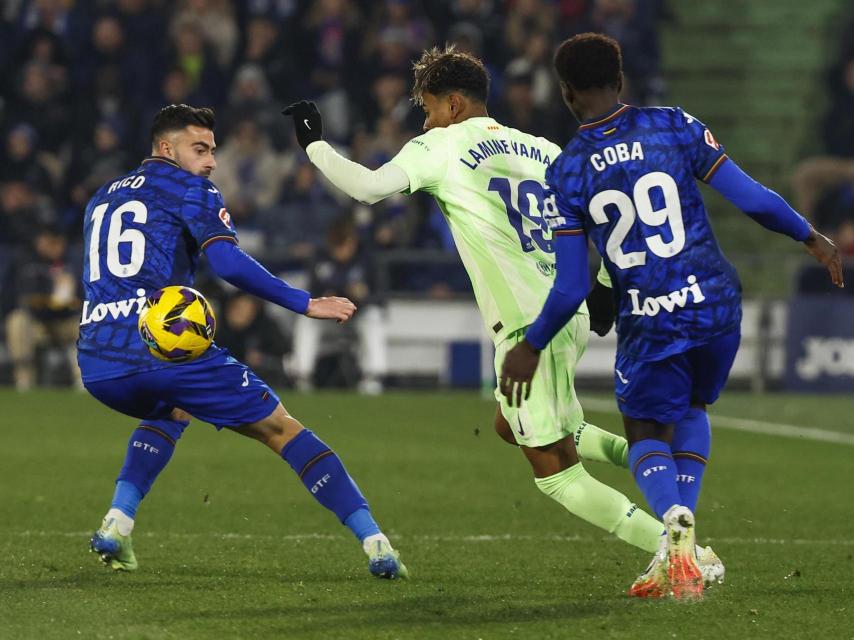 Lamine intenta superar el marcaje de dos jugadores del Getafe