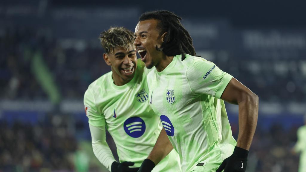 Jules Koundé celebra su gol al getafe con Lamine Yamal