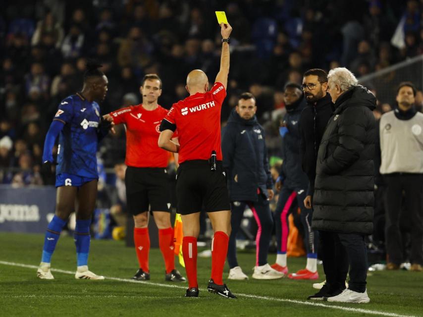 González Fuentes enseña tarjeta amarilla a Bordalás