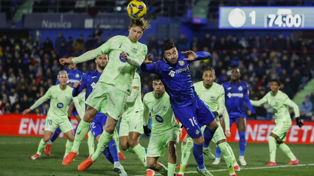 Frenkie de Jong pugna con los jugadores del Getafe
