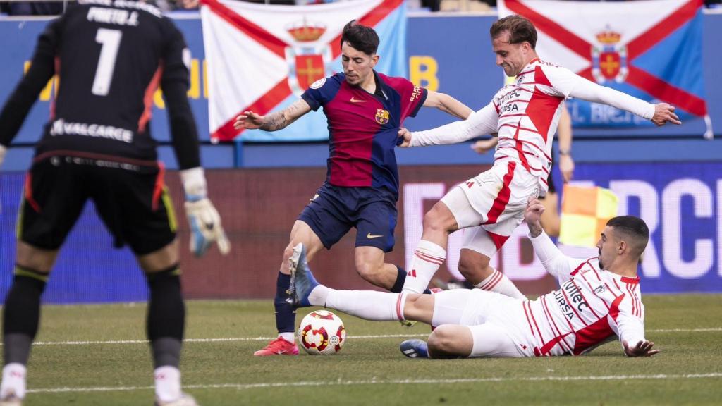 Dani Rodríguez, perseguido por dos rivales en el Barça B-Ponferradina