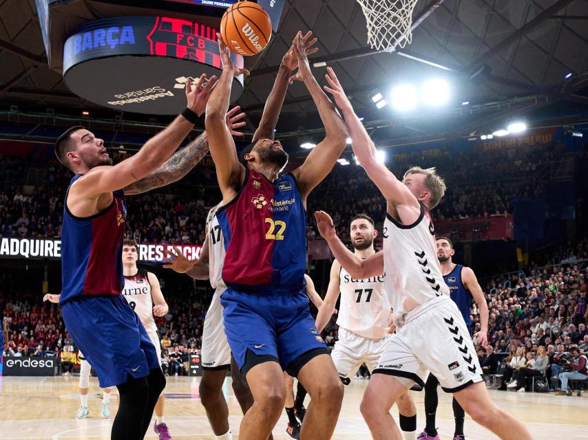 Jabari Parker y Willy Hernangómez pugnan por un rebote en el Barça de basket-Bilbao Basket