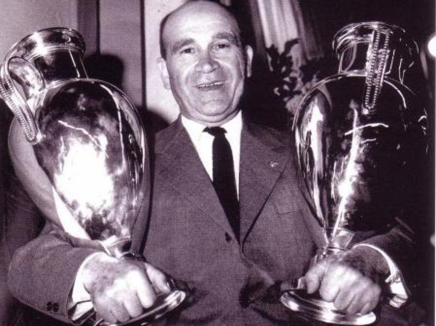 Bela Gutmann, con las dos Copas de Europa ganadas con el Benfica
