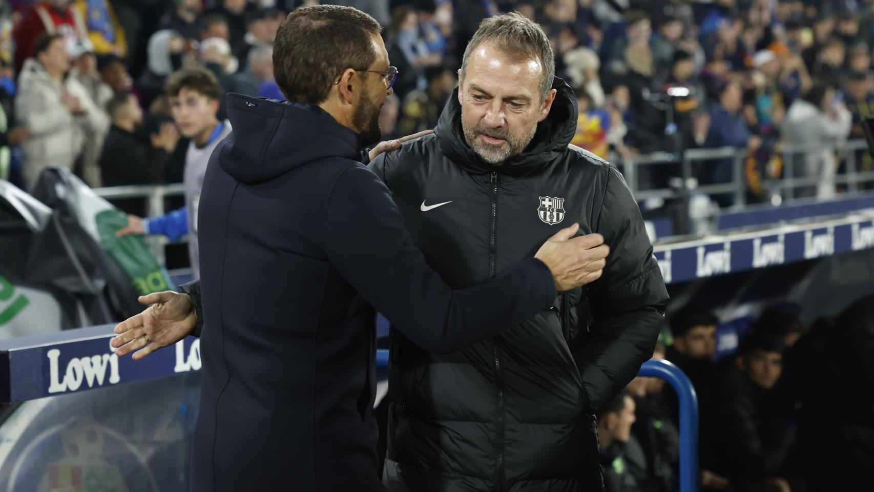 Hansi Flick y José Bordalás se saludan antes del Getafe-Barça