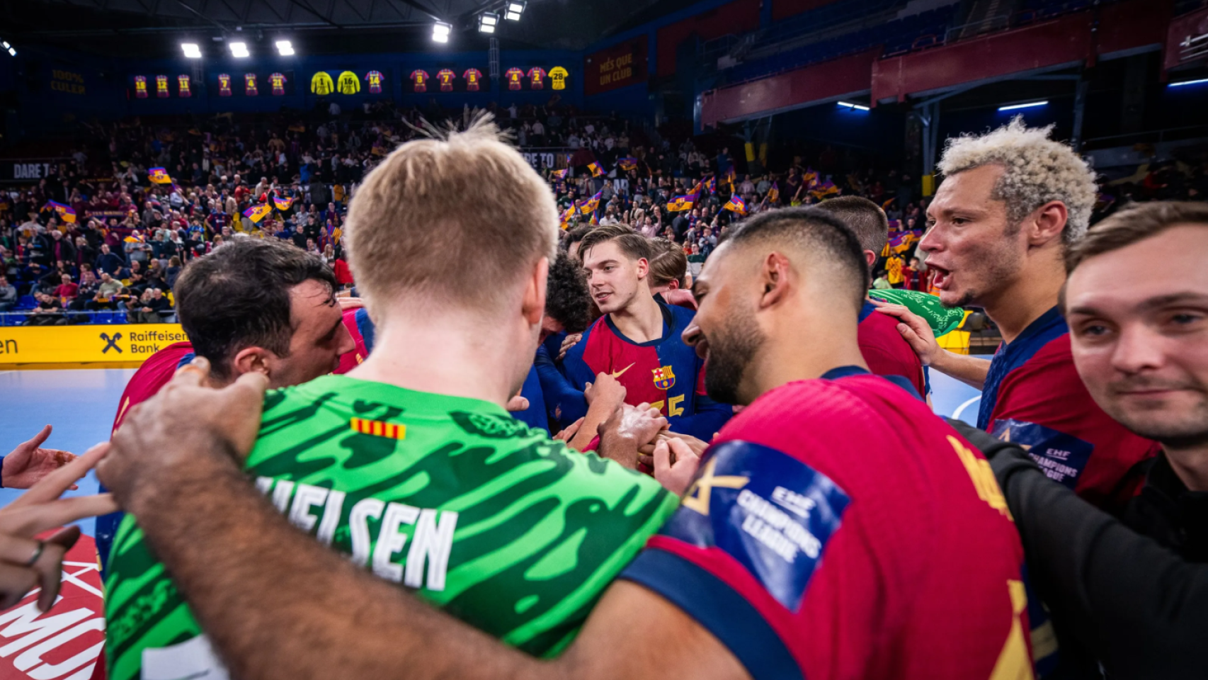 Los jugadores del Barça de balonmano celebran la victoria de Champions League contra el Zagreb en el Palau Blaugrana