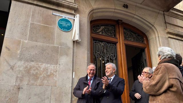 El alcalde de Barcelona, Jaume Collboni, junto al decano del Col·legi d'Enginyers de Camins, Canals i Ports de Catalunya, Pere Calvet, durante la inauguración de la placa conmemorativa al ingeniero Ildefons Cerdà