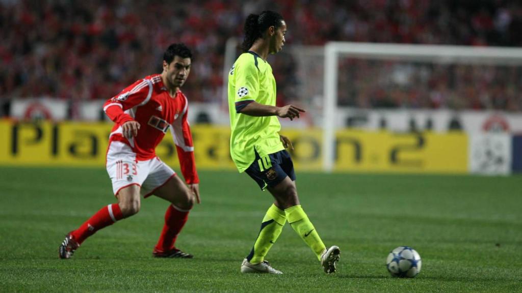 Ronaldinho jugando en el Estadio da Luz del Benfica, en la temporada 2005-06