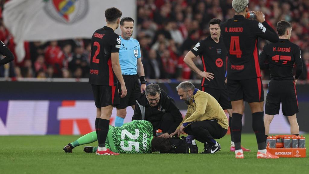Wojciech Szczesny, estirat sobre la gespa després de xocar amb Alejandro Balde al Benfica-Barça