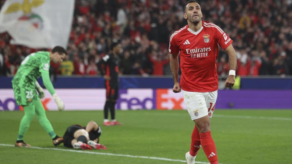 Pavlidis marca el segundo gol del Benfica tras un error de Szczesny, que arrolló a Balde