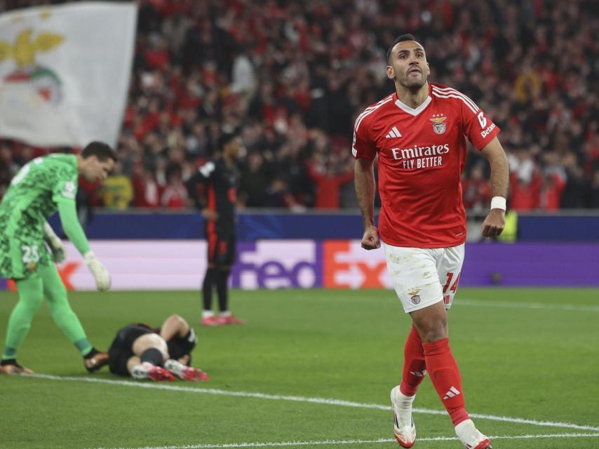 Pavlidis marca el segundo gol del Benfica tras un error de Szczesny, que arrolló a Balde