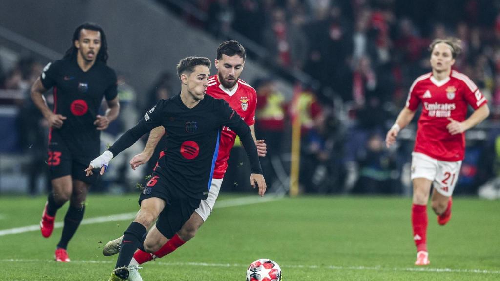 Gavi controla la pelota contra el Benfica