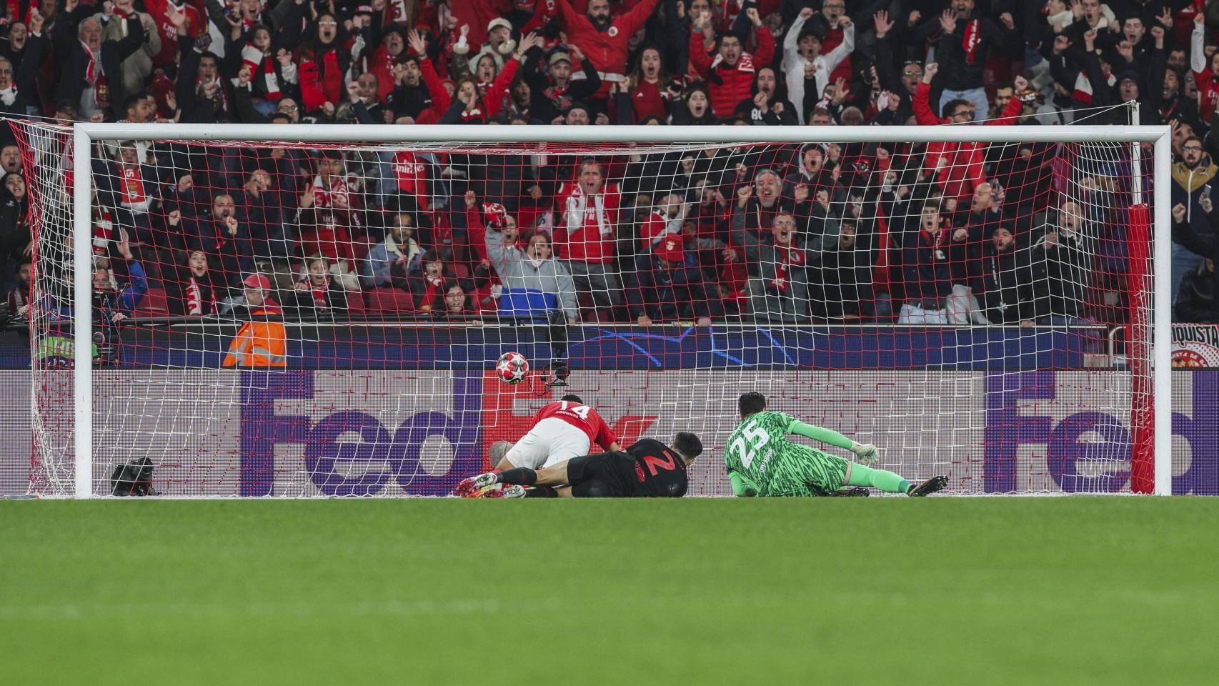 Szczesny no consigue detener un penalti en el Benfica-Barça