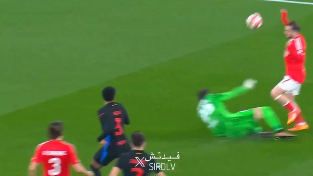 El contacto inexistente de Szczesny y Arturkoglu en el Benfica-Barça