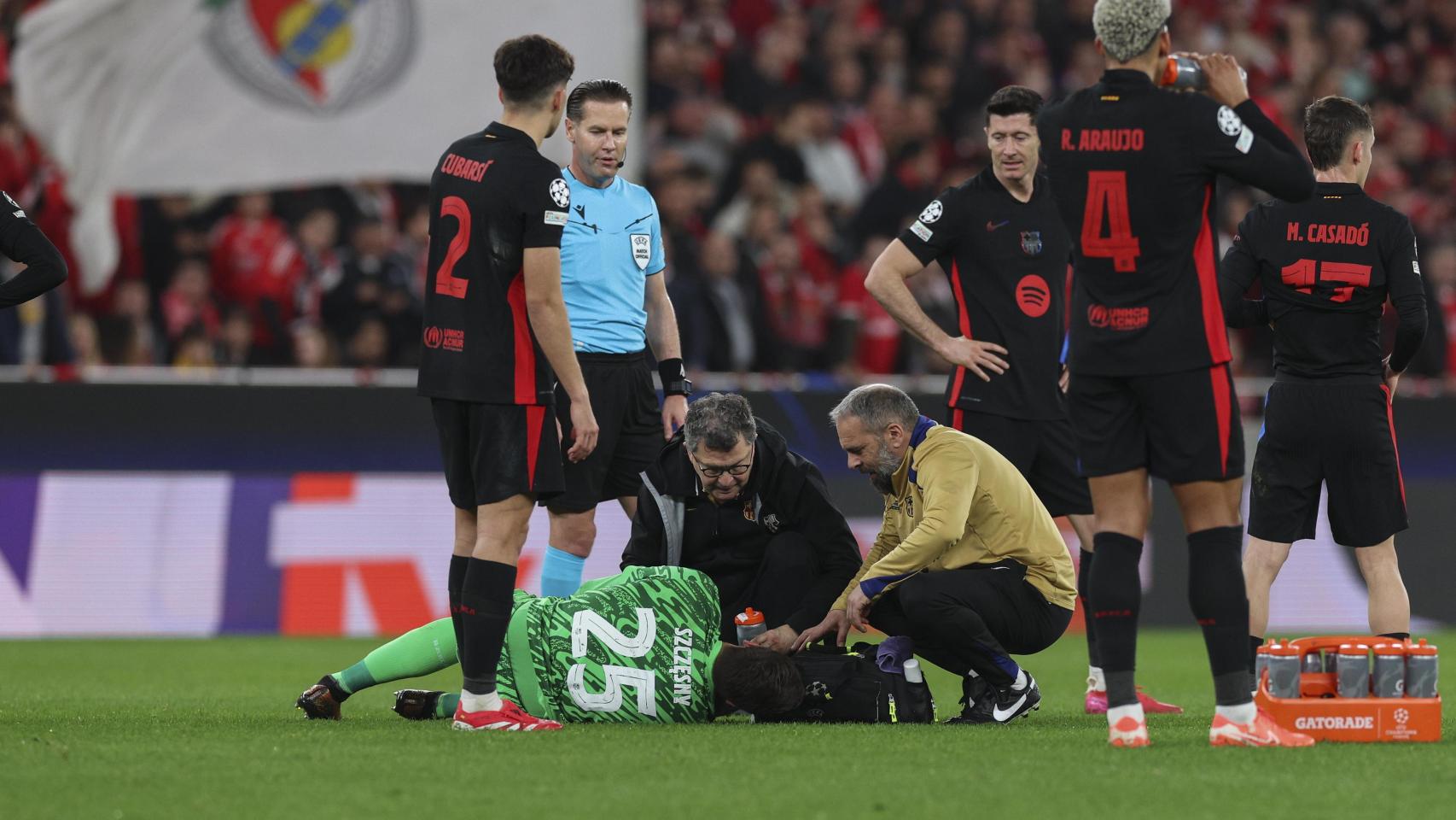 Wojciech Szczesny, tendido sobre el césped tras chocar con Alejandro Balde en el Benfica-Barça