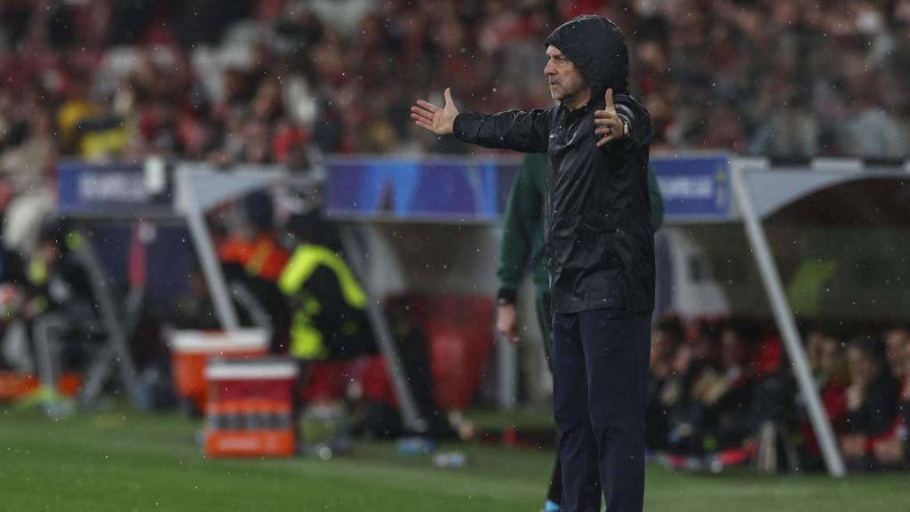 Hansi Flick da órdenes a los jugadores del Barça