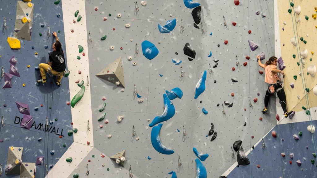 Dos escaladors pujen rutes al Sharma Climbing Gavà