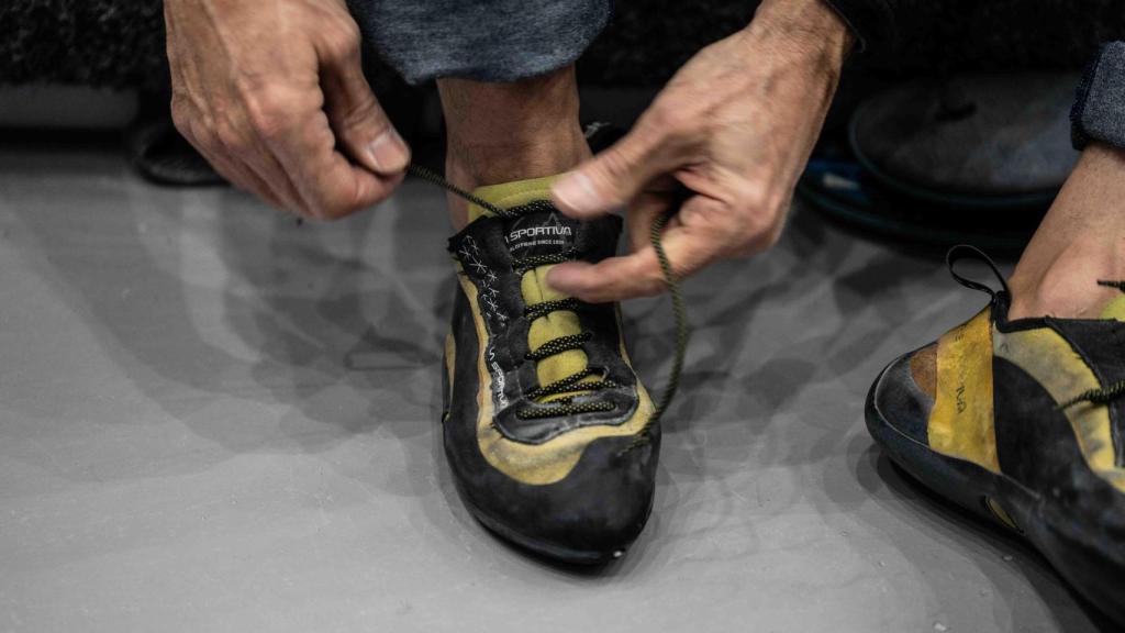 Un escalador es posa els peus de gat