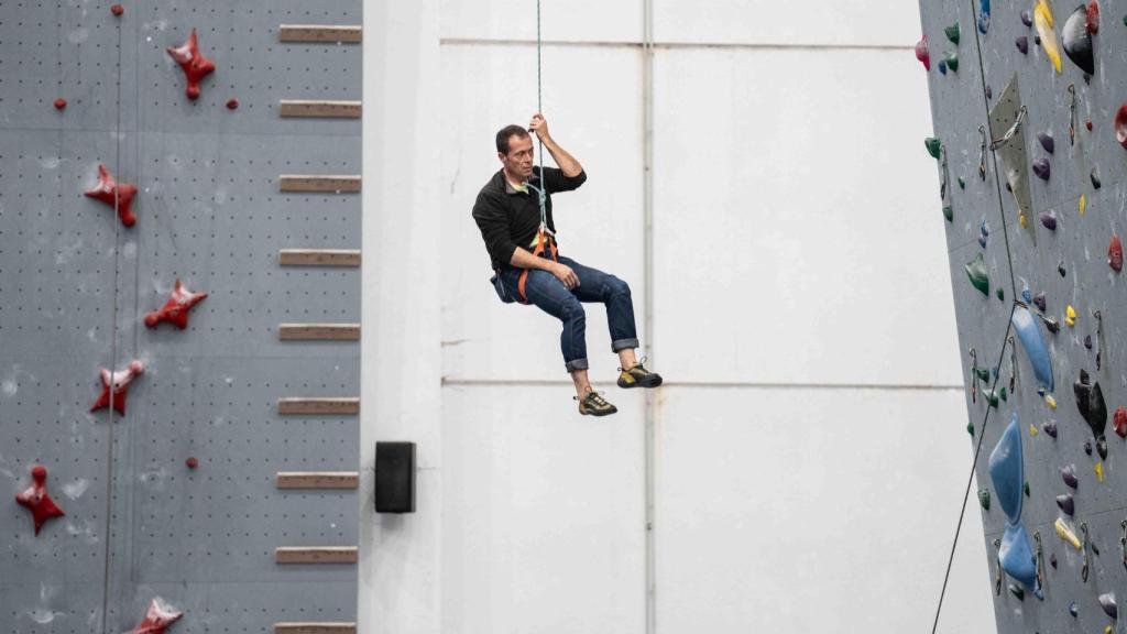 Escalador baixant després de fer una ruta en el Sharma Climbing
