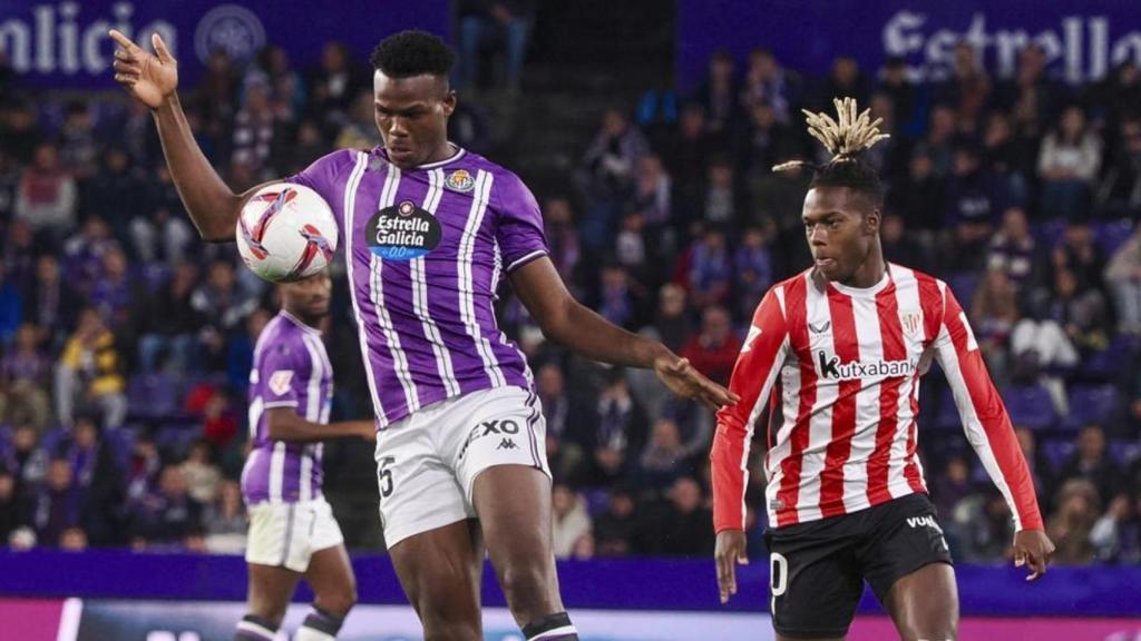 Juma Bah controla el balón ante la marca de Nico Williams