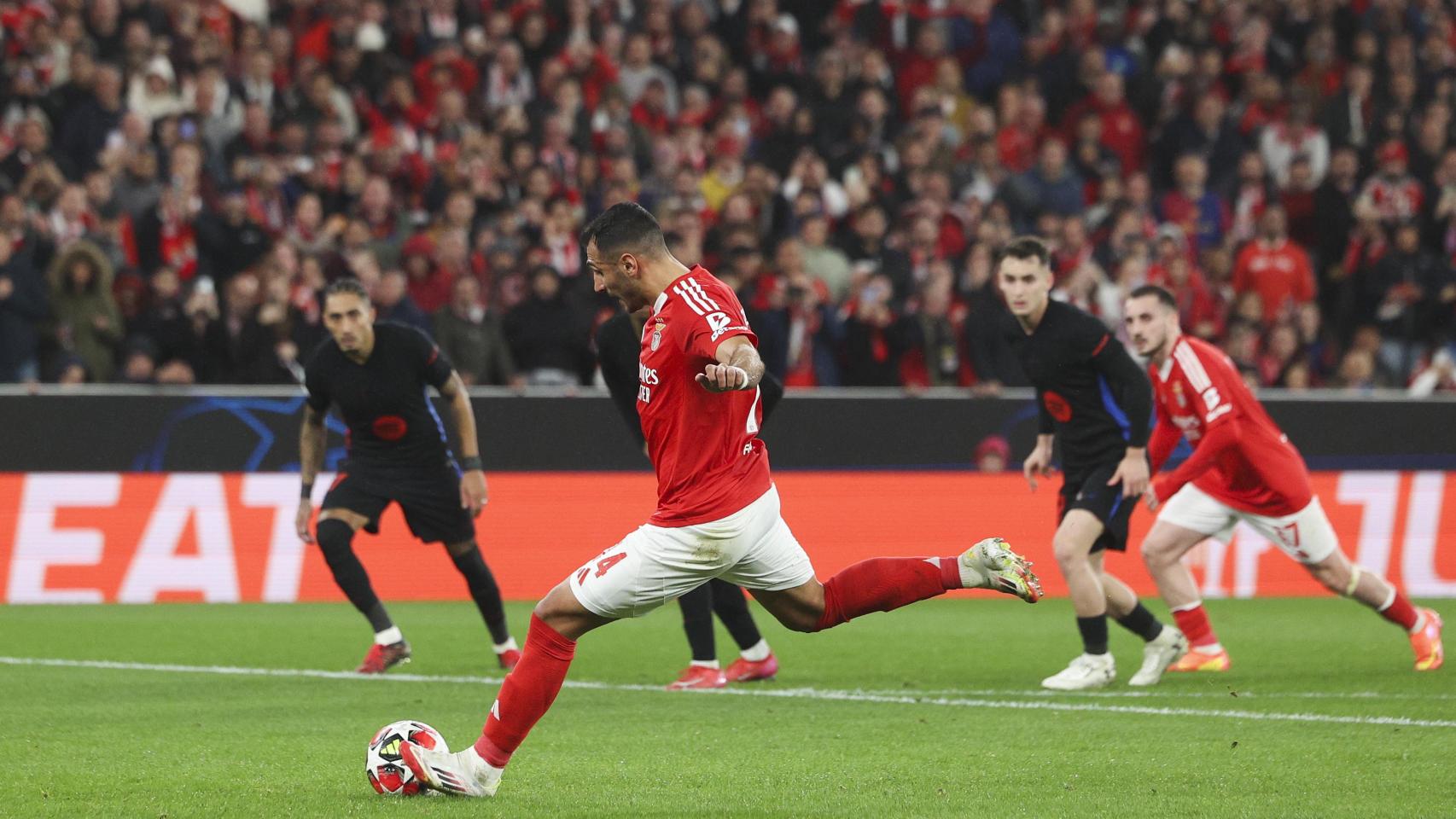 Vangelis Pavlidis marca un penalti en el Benfica-Barça de Champions League