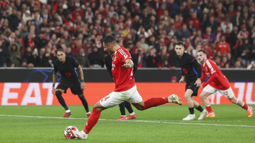 Vangelis Pavlidis marca un penalti en el Benfica-Barça de Champions League