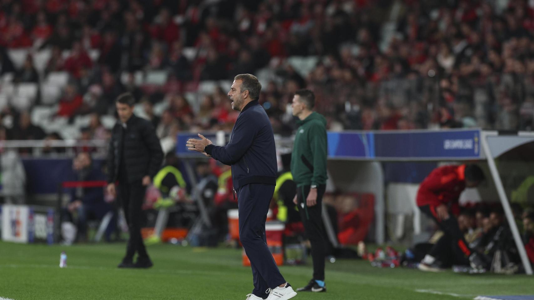 Hansi Flick reacciona durante la agónica remontada del Barça contra el Benfica en Champions League
