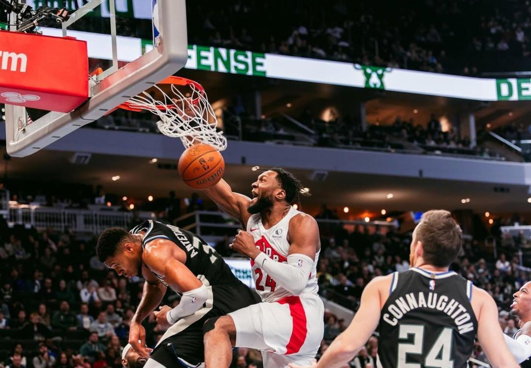 Bruno Fernando hace un mate con los Toronto Raptors