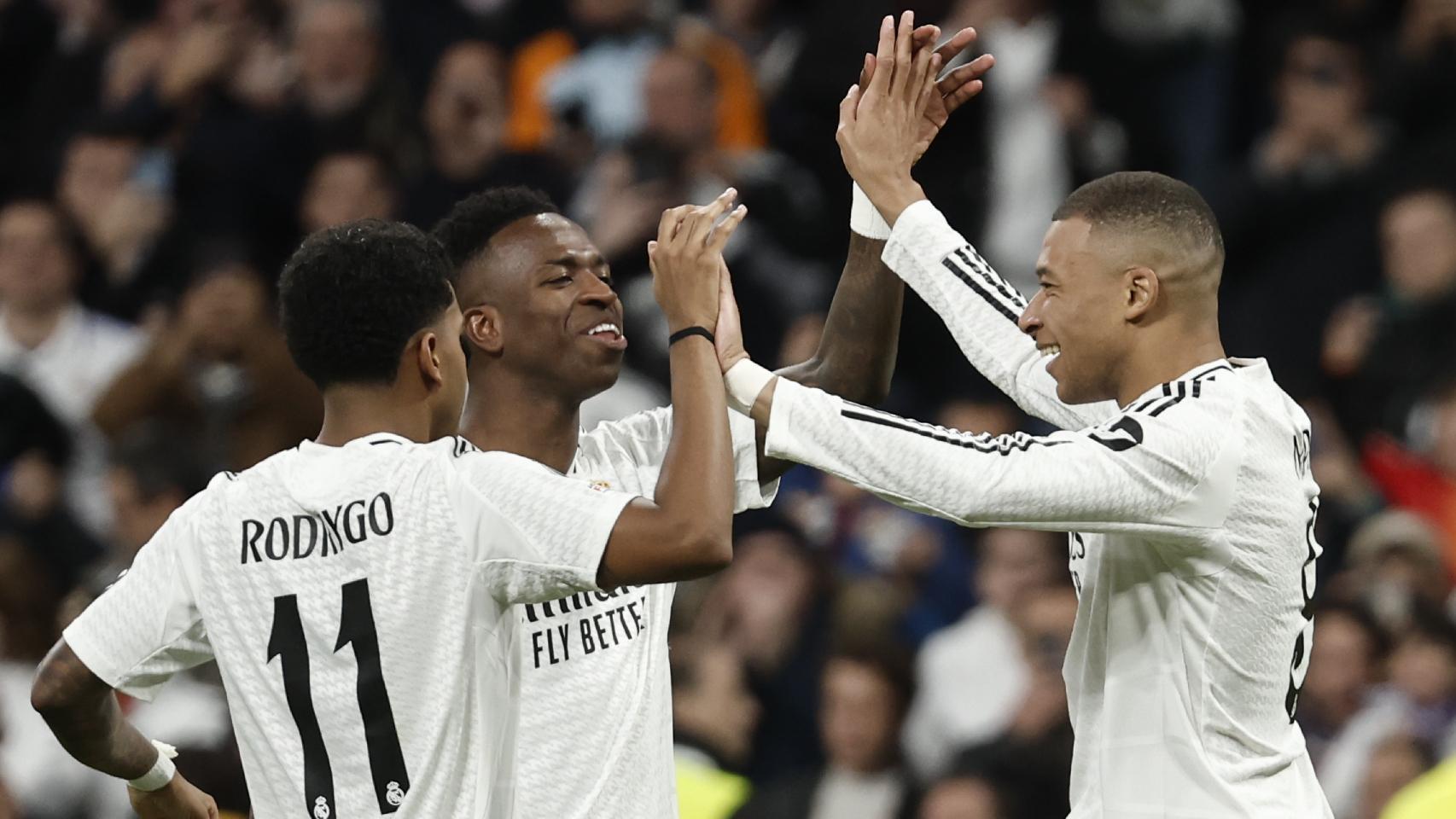 Rodrygo, Vinicius y Mbappé festejan el triunfo del Real Madrid contra el RB Salzburgo
