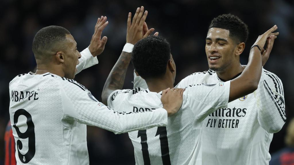 Bellingham felicita a Rodrygo por su gol anotado contra el Salzburgo