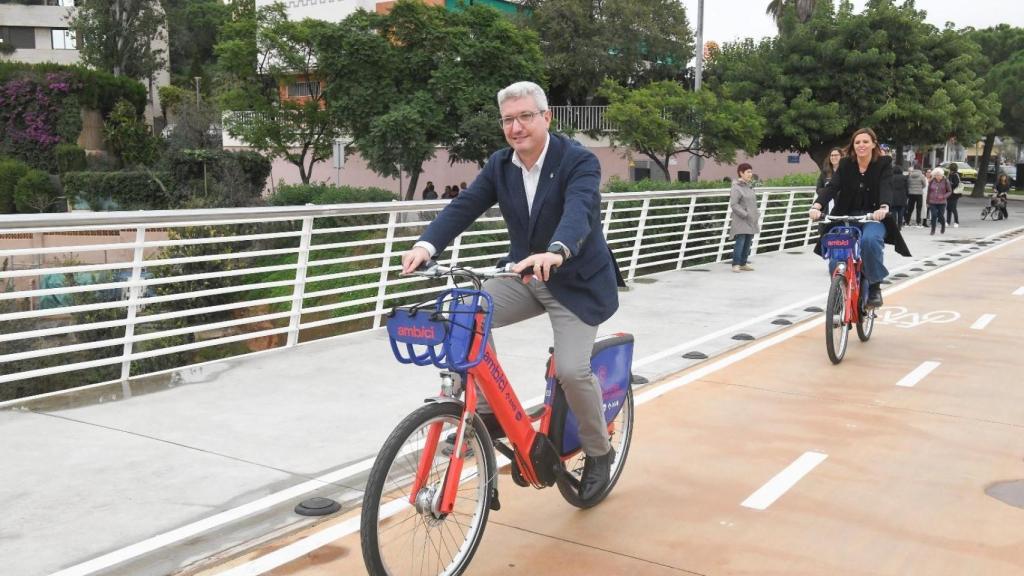 El batlle d'Esplugues, Eduard Sanz, i la consellera delegada de Mobilitat Sostenible de l'AMB, Elisabet Latorre, en el nou carril bici del Pont d'Esplugues