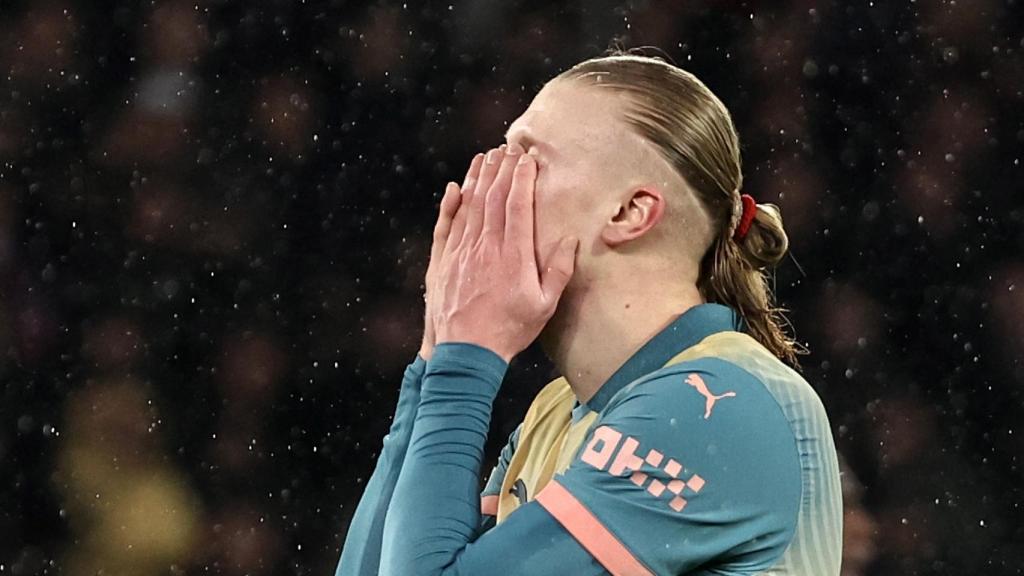 Erling Haaland se frustra por la derrota del City contra el PSG