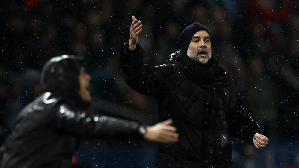 Pep Guardiola da indicaciones a sus jugadores en el PSG-City