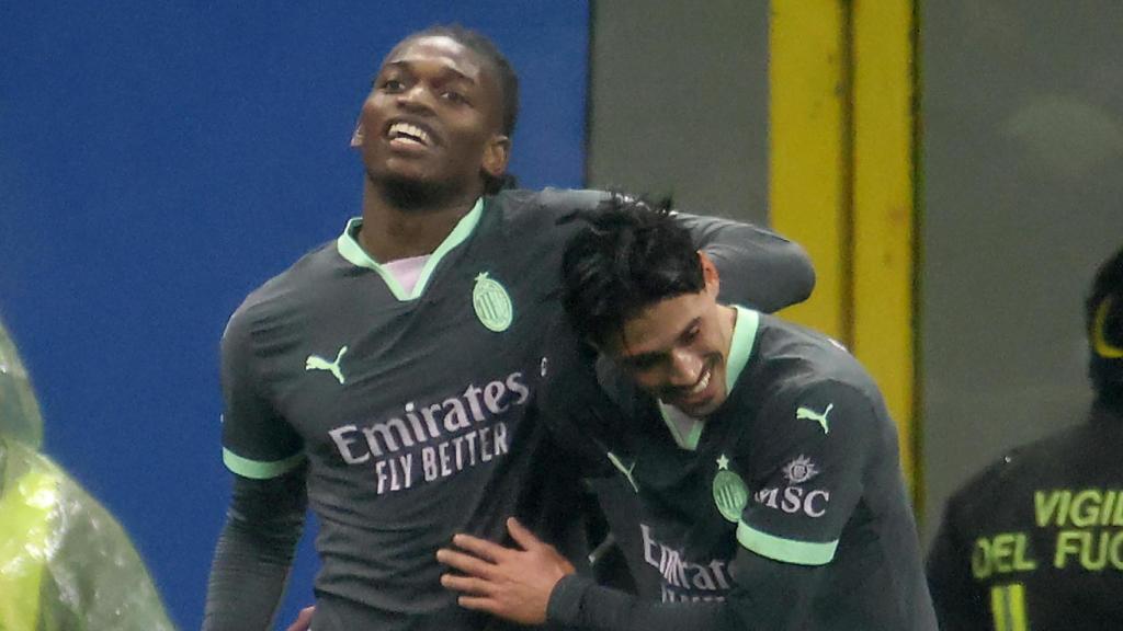 Rafael Leao abraza a Reijnders durante la victoria del Milan contra el Girona