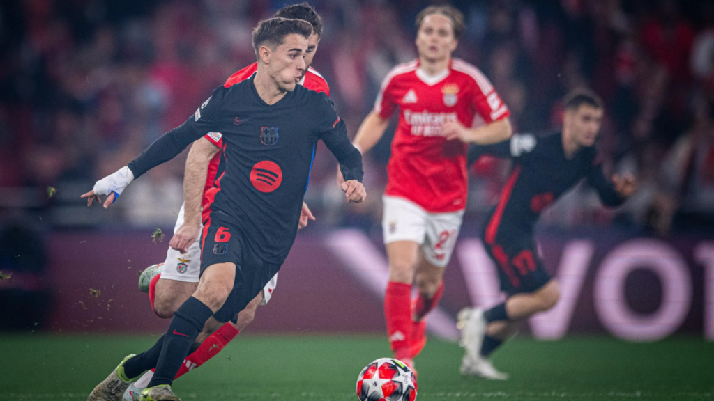 Gavi conduce el balón en el Benfica-Barça de Champions League