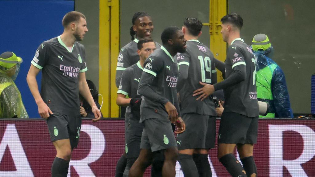 Los jugadores del AC Milan se agrupan para festejar un gol en la Champions
