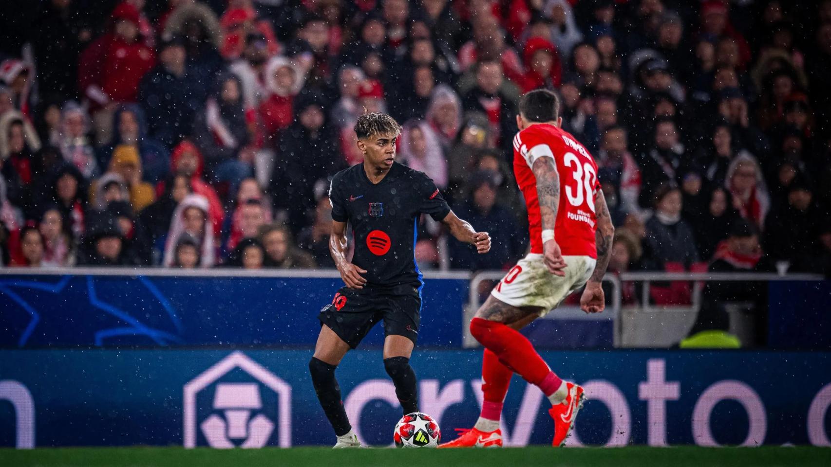 Lamine Yamal encara a Otamendi en el Benfica-Barça de Champions