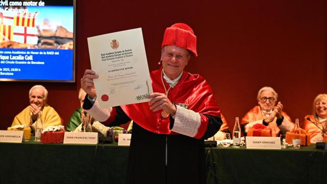 Enrique Lacalle, en el momento de recibir el documento como académico, con Josep Sánchez Llibre detrás