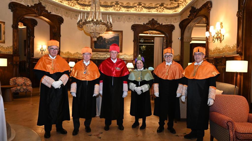 Enrique Lacalle i Josep Sánchez Llibre, amb els membres de la Reial Acadèmia Europea de Doctors