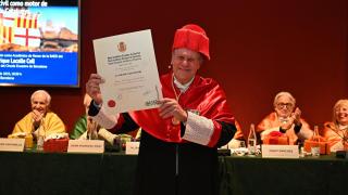 Enrique Lacalle, en el momento de recibir el documento como académico, con Josep Sánchez Llibre detrás