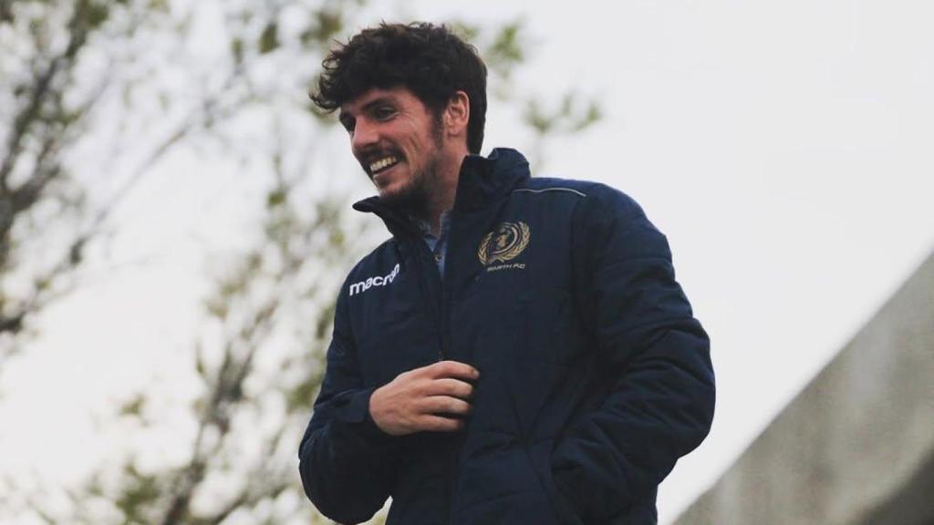 Javi Poves, durante su etapa como entrenador y presidente del Flat Earth FC, primer club terraplanista