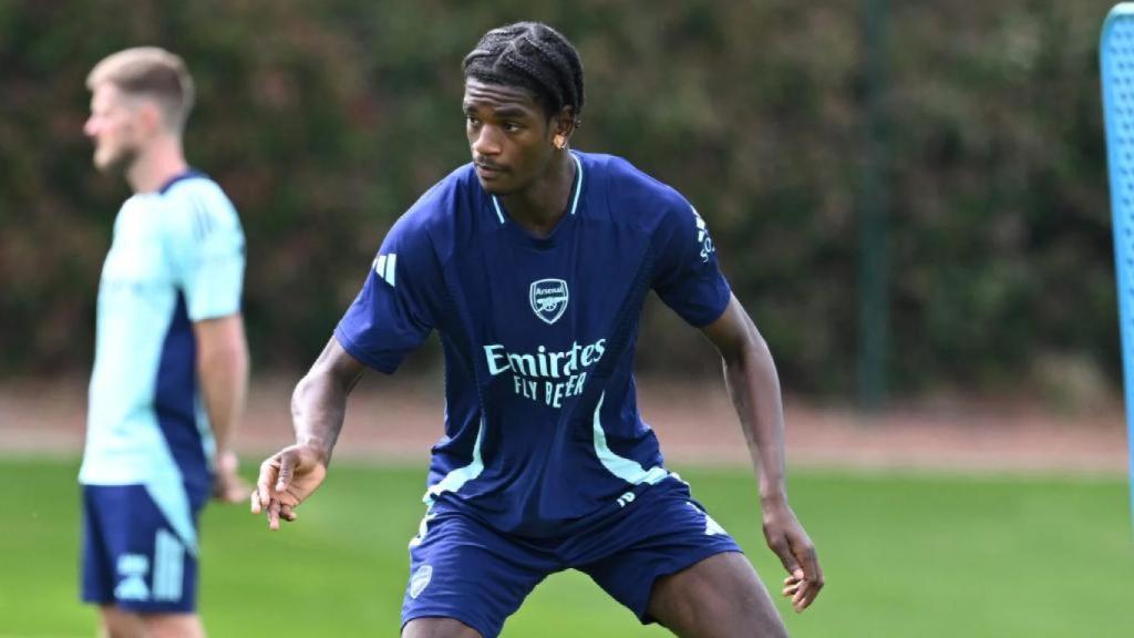 Ayden Heaven, central del Arsenal, en un entrenamiento