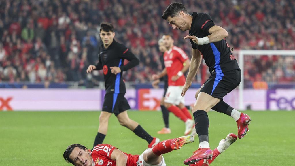 Álvaro Carreras realiza una entrada para rebañarle el balón a Robert Lewandowski en el Benfica-Barça