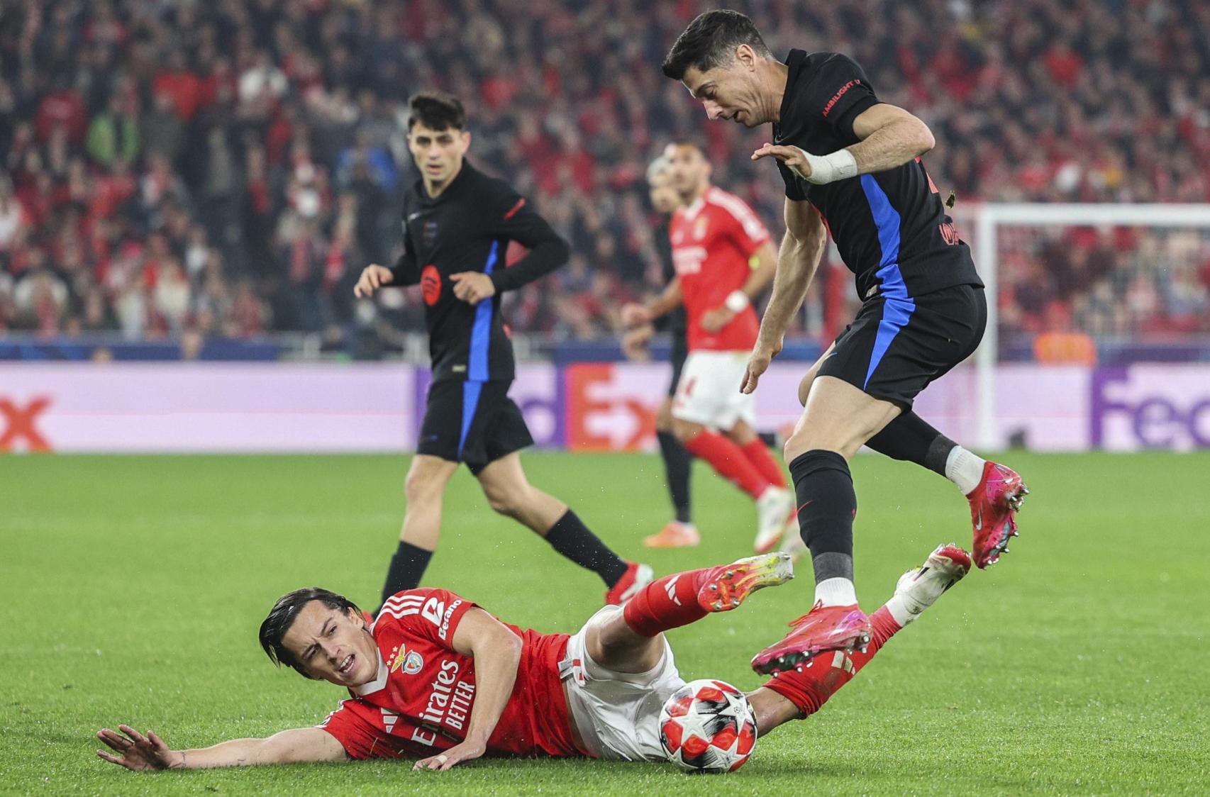 Álvaro Carreras realiza una entrada para rebañarle el balón a Robert Lewandowski en el Benfica-Barça
