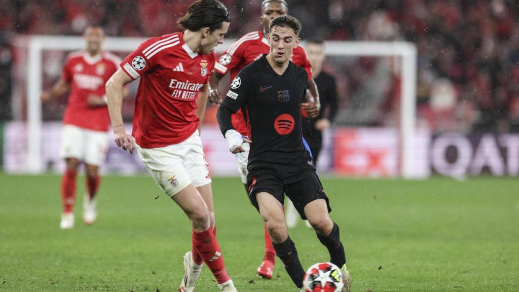 Álvaro Carreras hace un pase, presionado por Gavi en el Benfica-Barça