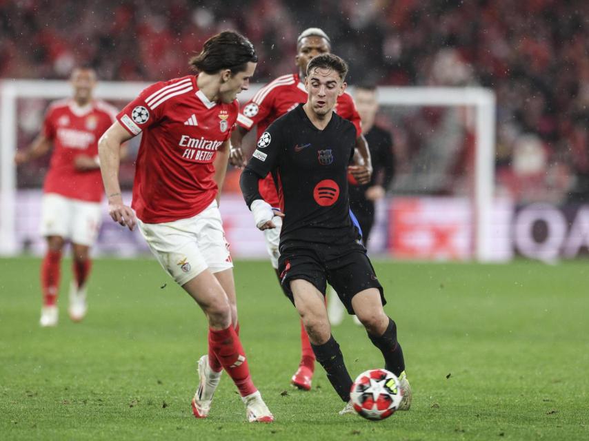 Álvaro Carreras hace un pase, presionado por Gavi en el Benfica-Barça