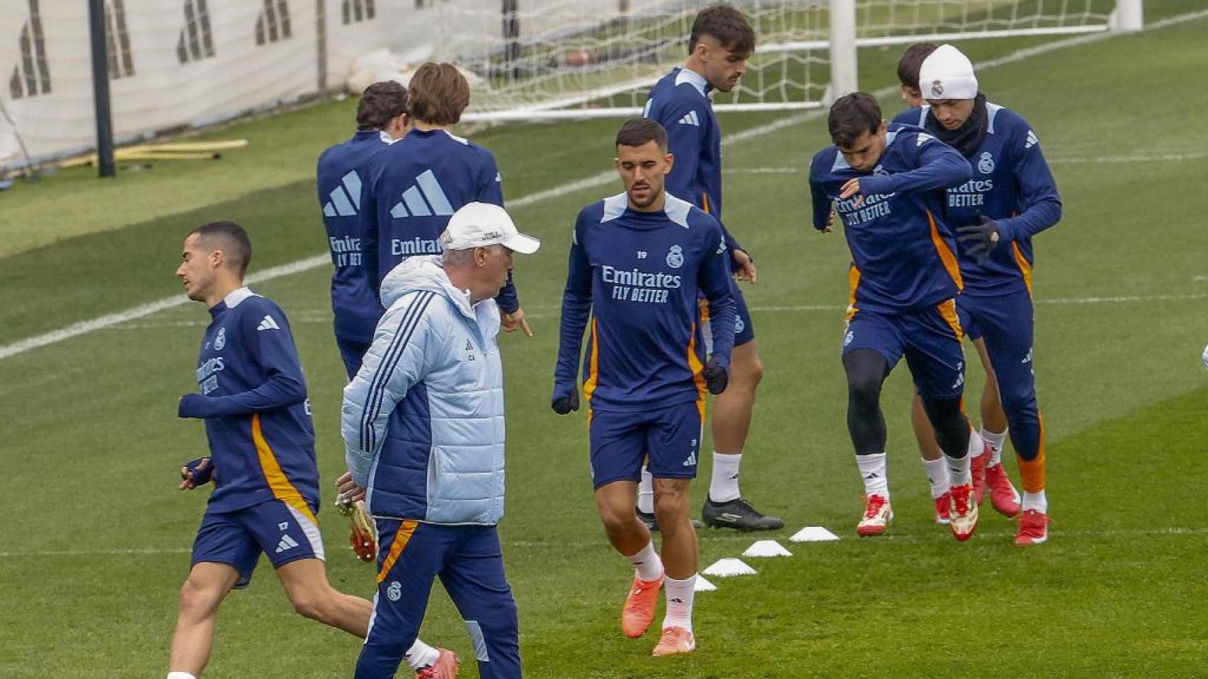 Carlo Ancelotti dirige el entrenamiento del Real Madrid antes de un partido de Champions