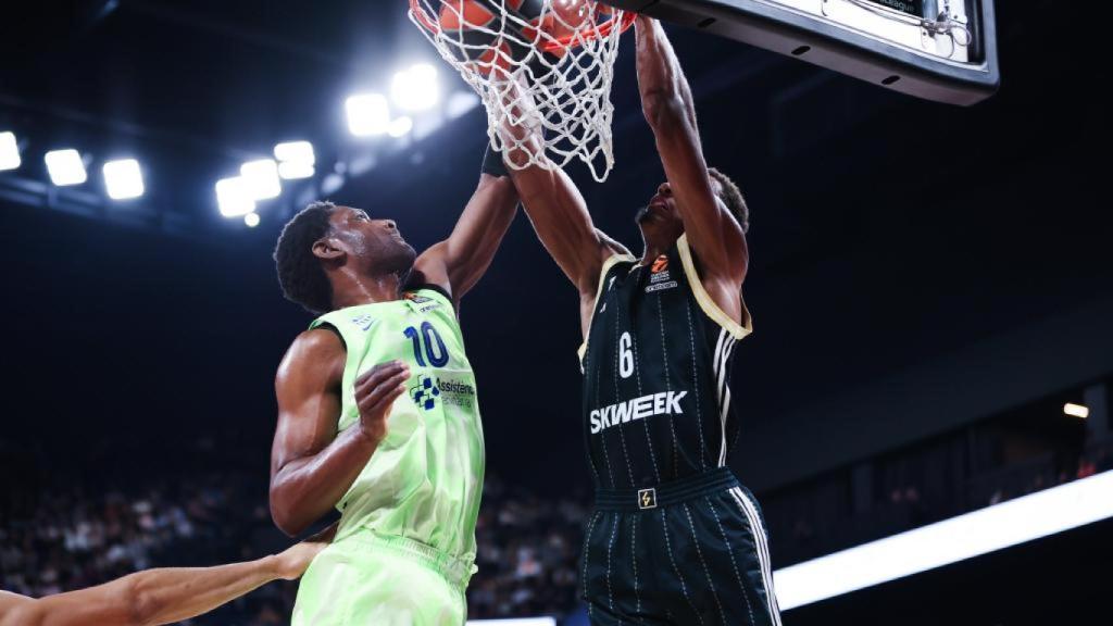 Chimezie Metu intenta frenar una jugada del ASVEL