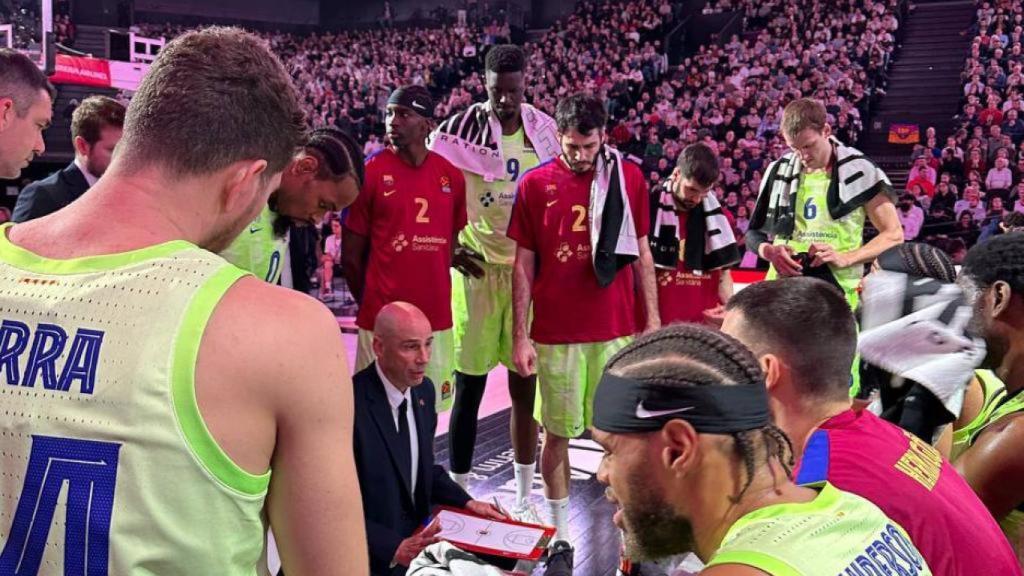 Peñarroya da indicaciones a los jugadores en casa del ASVEL