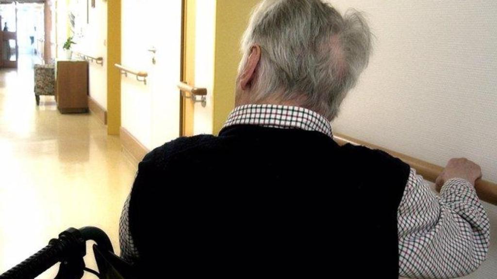 Imagen de archivo de un anciano en una residencia