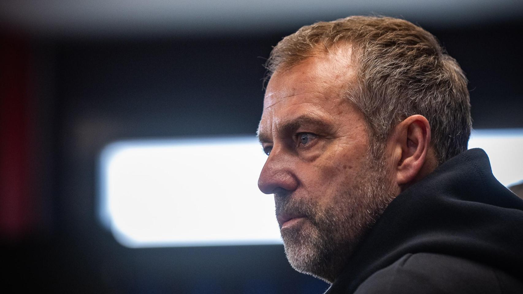 Hansi Flick, serio en rueda de prensa